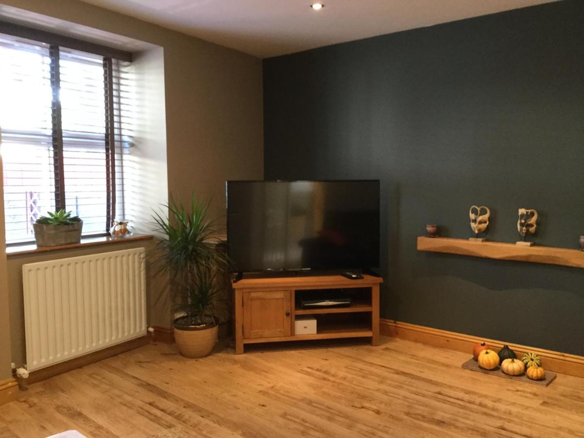 6 Beili Priory Apartment *